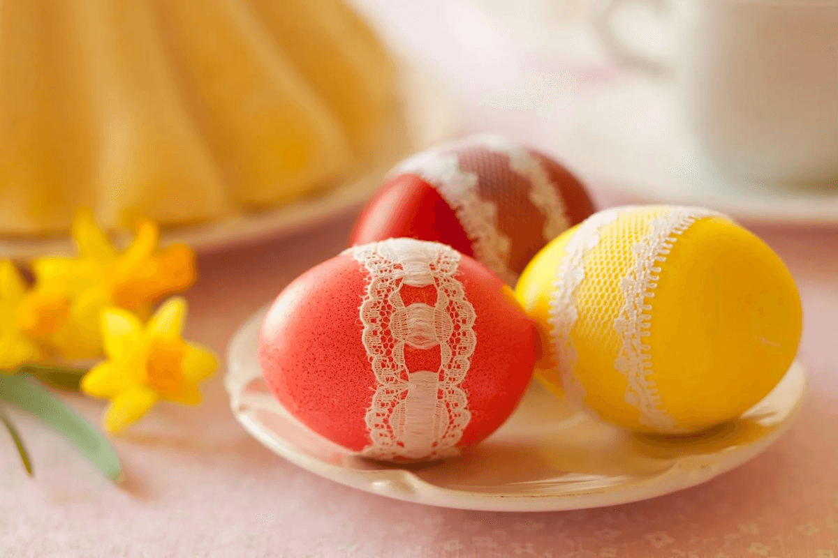 Блестящие, в крапинку, с рисунком: как покрасить яйца на Пасху