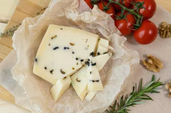 Сыр Азиаго с маслинами 0.15 - 0.3 кг 2580 руб./кг